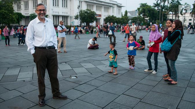 Dubes Inggris Moazzam Malik berpose untuk di foto saat menunggu berbuka puasa di kawasan Museum Fatahilah, Jakarta, Minggu (18/6). (Liputan6.com / Gempur M Surya)