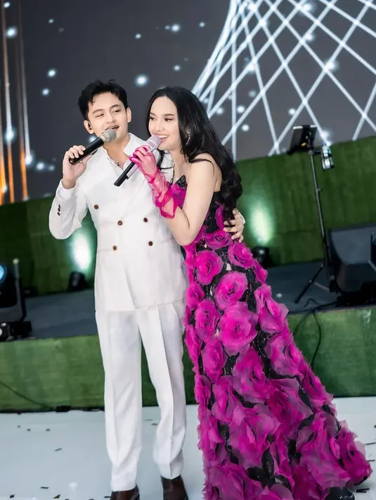 Lyodra dan Randy Martin baru saja duet bareng di sebuah acara. Membuktikan hubungan mereka semakin langgeng dan harmonis sebagai pasangan kekasih. [@randymartinnn]