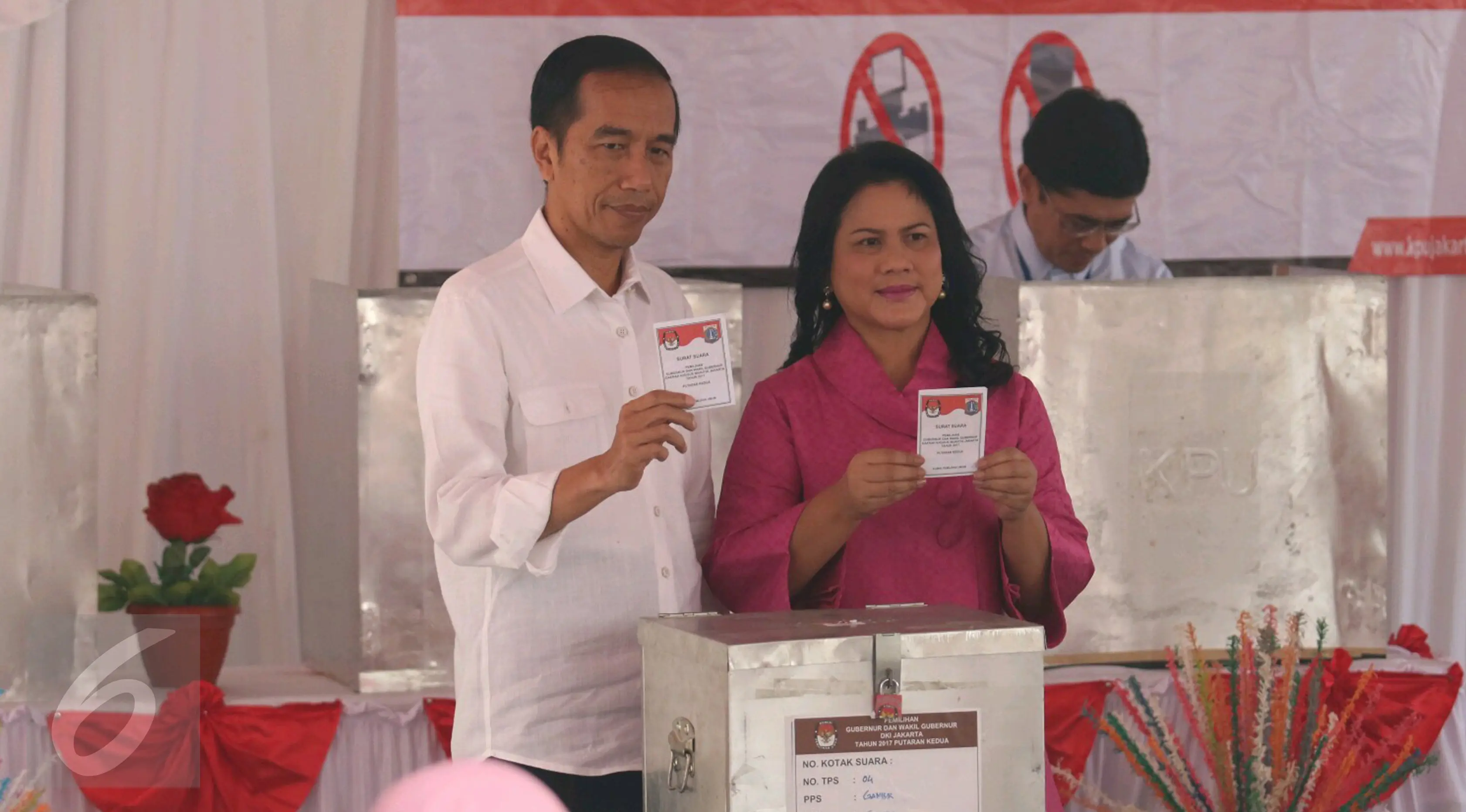 Presiden Joko Widodo (Jokowi) dan Ibu Negara Iriana menyalurkan hak pilihnya pada Pilkada DKI 2017 putaran kedua di TPS 04 Gambir, Jakarta, Rabu (19/4). Jokowi terdaftar dalam DPT nomor 218, sedangkan Iriana di DPT nomor 219. (Liputan6.com/Angga Yuniar)