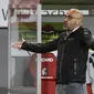 Pelatih Bayer Leverkusen, Peter Bosz, memberikan arahan kepada pemainnya saat melawan Freigurg pada laga pekan ke-29 Bundesliga 2019/20 di Schwarzwald-Stadion, Sabtu (30/5/2020) dini hari WIB. Leverkusen menang 1-0 atas Freiburg. (AFP/Ronald Wittek/pool)