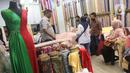 Aktvitas jual beli bahan tekstil di Pasar Tanah Abang, Jakarta, Sabtu (27/11/2021). Utilisasi industri tekstil dan produk tekstil dalam negeri menunjukkan kinerja yang positif menjelang akhir 2021, berada di posisi 80 - 85 persen pada awal kuartal IV/2021. (Liputan6.com/Angga Yuniar)