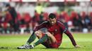 Cristiano Ronaldo duduk menyesali kegagalanya mengeksekusi pinalty saat Portugal melawan Bulgaria pada aga persahabatan di Magalhaes Pessoa stadium, Leiria, Sabtu (26/3/2016) dini hari WIB. (AFP/FRancisco Leong)