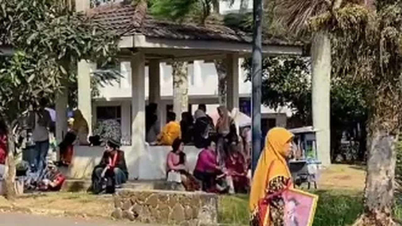 Momen Wisudawan Duduk Sendirian