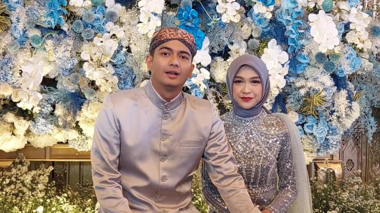 Teuku Ryan dan Ria Ricis saat menggelar prosesi Tedak Siten untuk putri mereka, Moana (Liputan6.com - M. Altaf Jauhar)