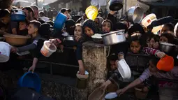 Warga Palestina di Rafah, Gaza kesulitan mendapatkan makanan. (AP Photo/Fatima Shbair)