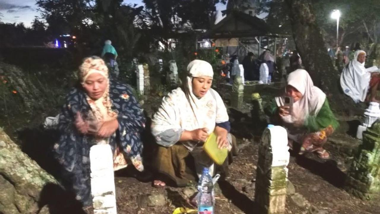 Juru Parkir Dadakan Raup Rezeki Melimpah saat Lebaran di Lombok Tengah
