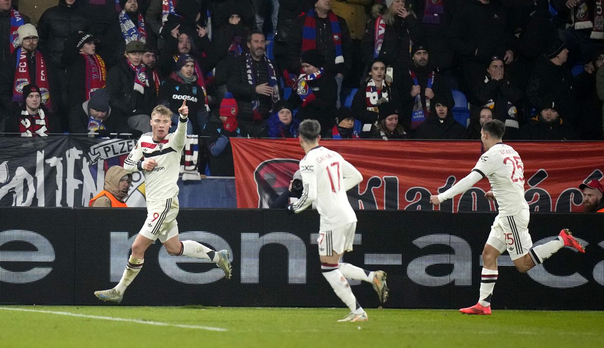Pemain Manchester United, Rasmus Hojlund (kiri) melakukan selebrasi setelah mencetak gol ke gawang Viktor Plzen pada laga lanjutan Liga Europa 2024/2025 di Doosan Arena, Plzen, Republik Ceska, Jumat (13/12/2024). (AP Photo/Petr David Josek)