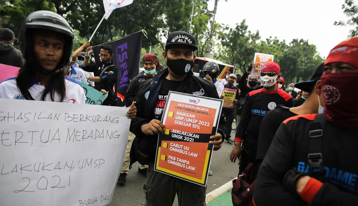Sejumlah buruh saat melakukan aksi di depan Balai Kota DKI Jakarta, Selasa (26/10/2021). Pada aksi tersebut massa buruh menuntut kenaikan UMP 2022 sebesar 10 persen, berlakukan UMSK 2021 dan mencabut UU Omnibus Law. (Liputan6.com/Faizal Fanani)
