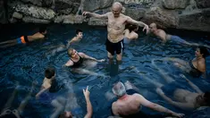 Jose Antonio Aznarez (tengah) bersama yang lain menikmati pemandian air panas alami Sungai Cidaco dengan suhu 52 Celcius saat pagi musim dingin di desa kecil Arnedillo, Spanyol utara, 29 Desember 2018. (AP Photo/Alvaro Barrientos)