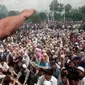Ribuan orang berkumpul dalam demonstrasi anti-pemerintah yang mematikan di Andijan pada 13 Mei 2005. (AP)