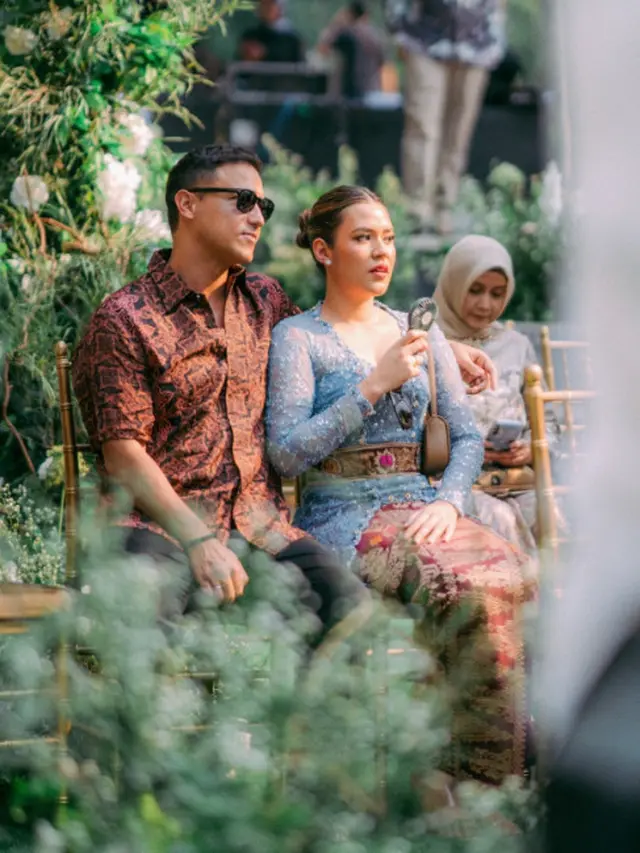 Raisa Andriana Tampilkan Pesona Ayu dengan Kebaya Bali dan Songket di Pernikahan Debi Sagita dan Marco Ivanos