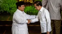 Presiden Republik Indonesia Prabowo Subianto (kiri), yang juga Ketua Umum Partai Gerakan Indonesia Raya (Gerindra), dan Presiden Republik Indonesia ke-7 Joko Widodo saling menyapa di atas panggung pada puncak perayaan ulang tahun ke-17 Partai Gerindra di Sentul International Convention Center (SICC), Bogor, Jawa Barat, Sabtu (15/2/2025). (ADITYA AJI/AFP)