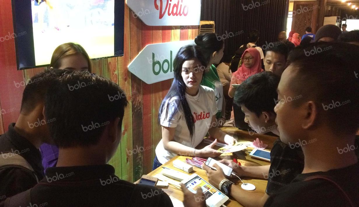 Suasana booth KMK Online yang dipenuhi peserta dalam rangkaian acara Emtek Goes To Campus di Graha Sabha Pramana, UGM, Yogyakarta, 2 November 2016. (Bola.com/Arief Bagus)