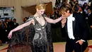 Keith Urban menyanjung Nicole Kidman di Met Gala. (REX/Shutterstock/HollywoodLife)