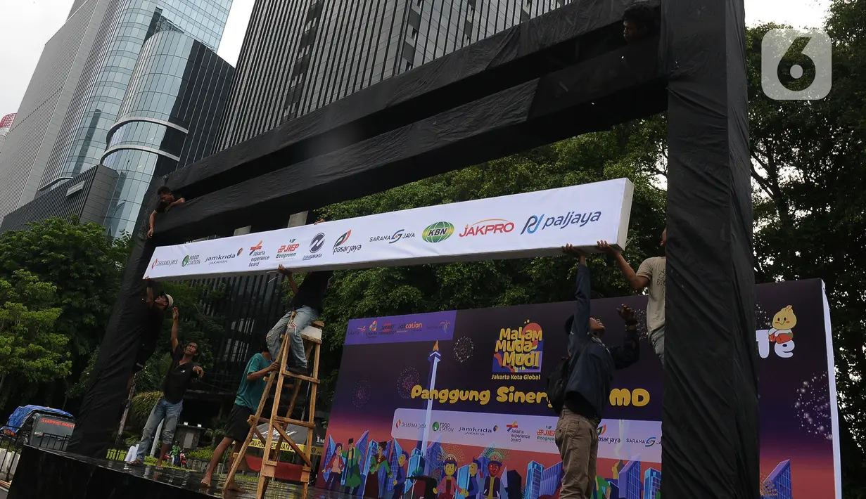 Pekerja menyelesaikan panggung untuk acara malam Muda Mudi perayaan Tahun Baru 2024 di Jakarta, Sabtu (30/12/2023). (merdeka.com/Imam Buhori)