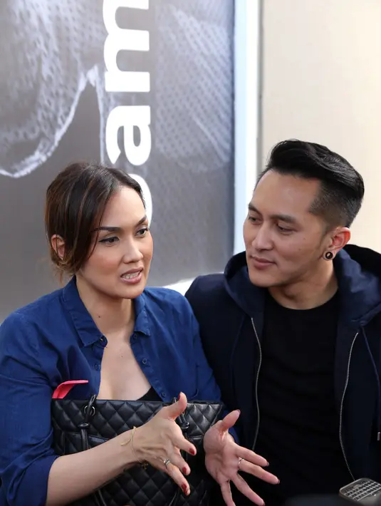 Perasaan linglung kerap dirasakannya jika berjauhan dari Sara sang istri tercinta. (Nurwahyunan/Bintang.com)