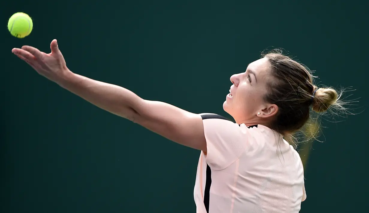 Petenis Rumania, Simona Halep mengembalikan bola ke petenis Cina, Wang Qiang pada turnamen BNP Paribas Terbuka di Indian Wells, Selasa (13/3). Halep sukses meraih tiket perempat final dan akan menghadapi Petra Martic. (Kevork Djansezian/Getty Images/AFP)