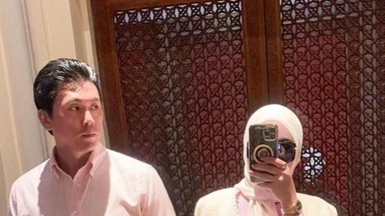 Tas Heremes warna pink yang tanpa sengaja terfoto saat mirror selfie bersama suami ini berhasil jadi sorotan warganet. 

(Foto/Instagram@princessyahrini)