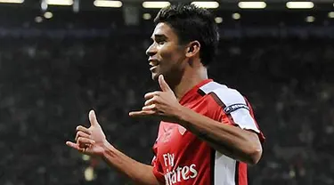 Striker Arsenal, Eduardo da Silva merayakan gol dari titik penalti di leg kedua playoff Liga Champions menghadapi Celtic di Emirates Stadium, London, 26 Agustus 2009. AFP PHOTO/Carl de Souza