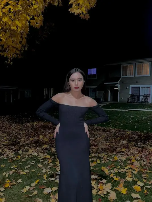 Beby Tsabina berpose di bawah pohon sebuah rumah dengan outfit serba hitamnya. Beby tampil dengan make-up cukup gothifc. meskipun tampil sebagai penyihir, Beby tetap terlihat cantik. (Instagram/bebytsabina)