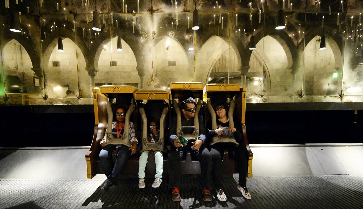 Pengunjung bermain di dalam sekolah Hogwarts School dalam soft opening dan tur media taman bermain bertemakan "The Wizarding World of Harry Potter" di Universal Studios Hollywood, Los Angeles, California, 22 Maret 2016. (REUTERS/Kevork Djansezian)