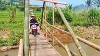 Warga Sukabumi Menantang Bahaya Lewati Jembatan Reyot Demi Pangkas Jarak Perjalanan