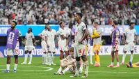 Pemain Inggris Jude Bellingham (10) dan rekan-rekan setimnya bereaksi setelah laga semifinal Piala Dunia 2026 antara Inggris vs Argentina di Atlanta, Rabu, 15 Juli 2026. (AP Photo/Stephanie Scarbrough)