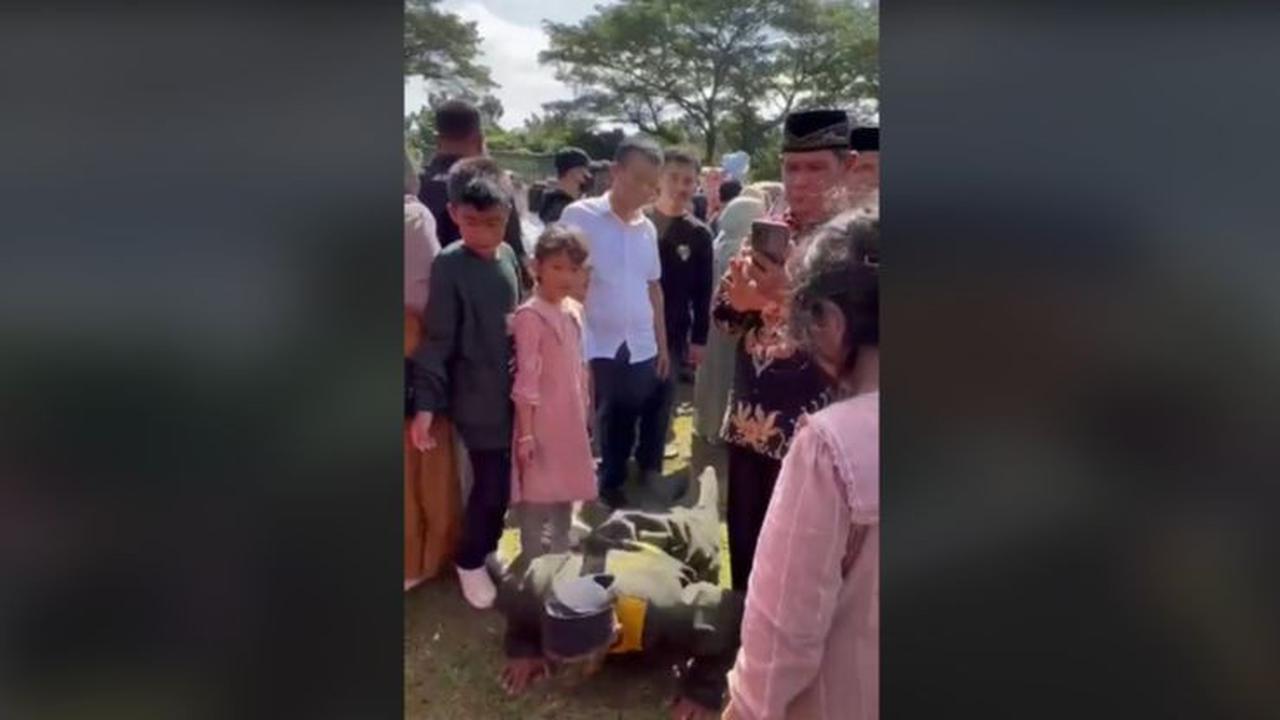 Melihat kedatangan sang ayah, Serda Zaki langsung mengambil posisi dan push up di depan ayahnya.
