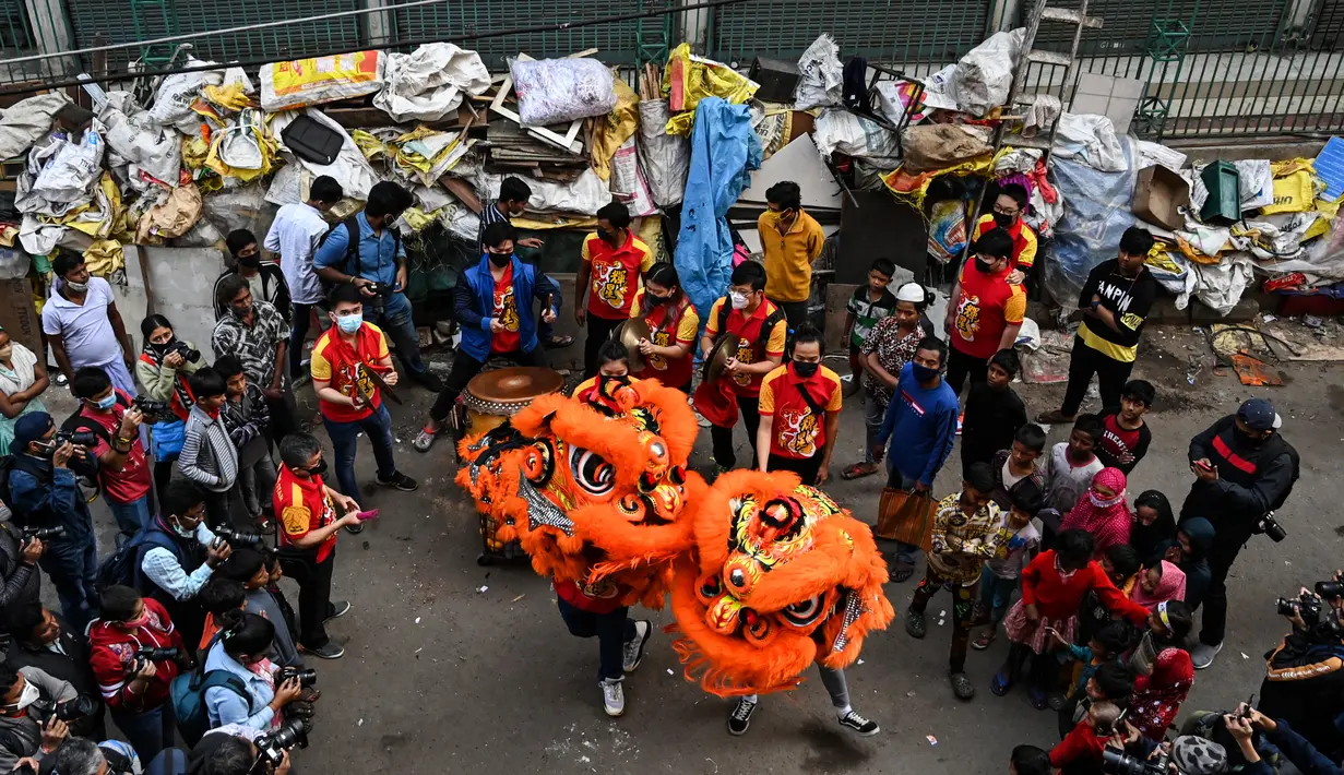 Anggota komunitas Tionghoa mengambil bagian dalam perayaan Tahun Baru Imlek di Kolkata, India pada 1 Februari 2022.(Dibyangshu SARKAR / AFP)