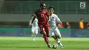 Kapten Timnas Indonesia U-23. Hansamu Yama Pranata (kiri) berebut bola dengan pemain Korea Selatan U-23 pada laga persahabatan di Stadion Pakansari, Kab Bogor, Sabtu (23/6). Babak pertama Indonesia U-23 tertinggal 0-1. (Liputan6.com/Helmi Fithriansyah)