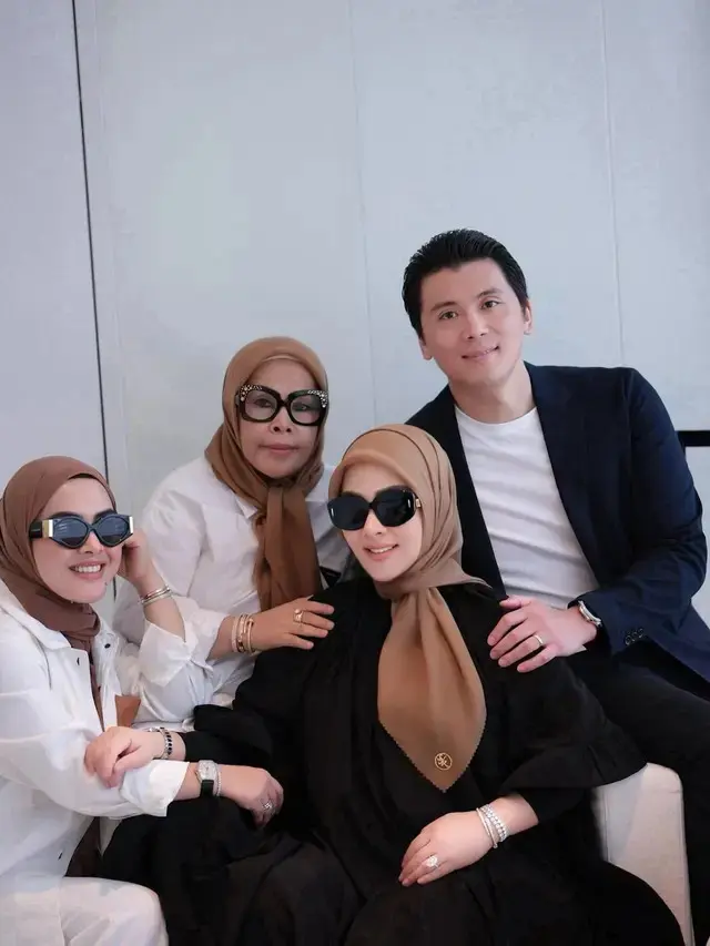 Potret Syahrini dan Reino Barack bersama ibu dan adik (Sumber: Instagram/princessyahrini)