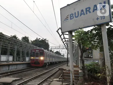 Kereta melintasi Stasiun Buaran lama yang sudah tidak beroperasi di Jakarta, Selasa (8/10/2019). Stasiun Buaran lama yang saat ini sudah usang belum juga dilakukan pembongkaran oleh pihak terkait. (merdeka.com/Iqbal Nugroho)