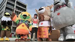 Seorang anak berpose dengan Maskot Asian Games 2018 di kawasan MH Thamrin, Jakarta, Minggu (25/3). Perhelatan Asian Games 2018 yang akan digelar Agustus mendatang. (Merdeka.com/Iqbal S. Nugroho)