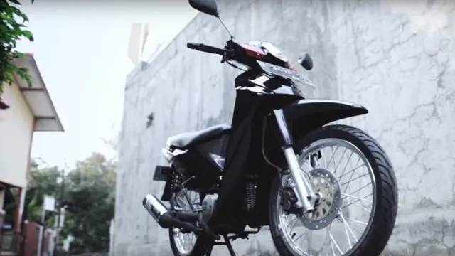 Gaya keren Ariel Noah menggendarai Suzuki Shogun miliknya yang sudah direstorasi (Foto: Youtube Ariel Noah)