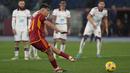 Pemain AS Roma, Paulo Dybala mencetak gol ketiga timnya ke gawang Cagliari melalui eksekusi tendangan penalti pada laga lanjutan Liga Italia 2023/2024 di Olympic Stadium, Roma, Italia, Selasa (06/02/2024) dini hari WIB. (AP Photo/Andrew Medichini)