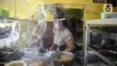 Pelayan mengenakan masker serta sarung tangan dan pelindung wajah saat melayani pelanggan di Warteg Ellya, Cilandak Timur, Pasar Minggu, Jakarta, Selasa (21/7/2020). Warteg Ellya menerapkan protokol kesehatan pencegahan penyebaran COVID-19 sejak penerapan PSBB transisi. (Liputan6.com/Faizal Fanani)