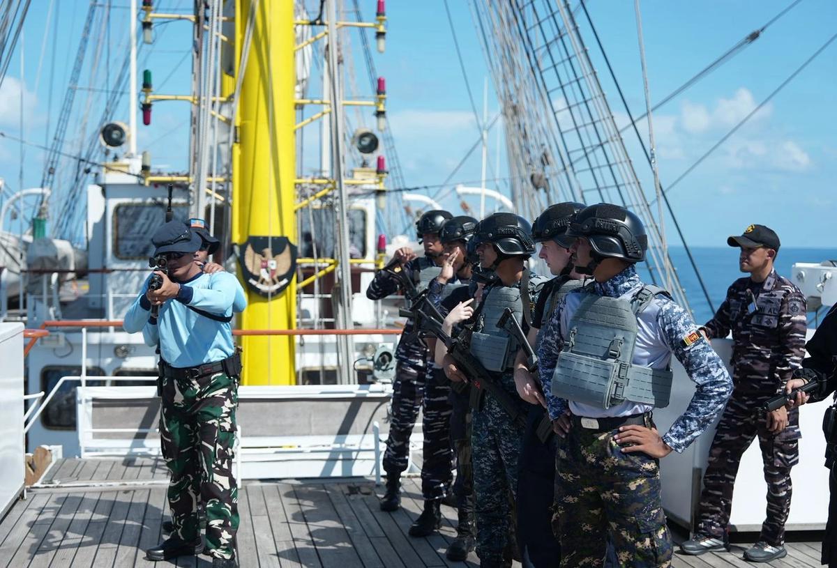 FOTO: Latihan VBSS Warnai Pelayaran Taruna ASEAN di KRI Bima Suci