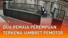 Nasib apes dialami oleh kedua remaja perempuan ketika berjalan di pinggir jalan.