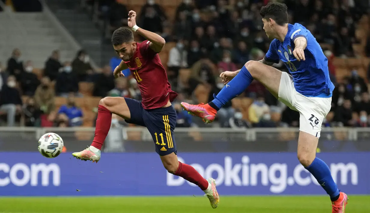 Skuat asuhan Luis Enrique mampu tampil mendominasi sejak awal babak pertama meski berstatus sebagai tim tamu. Bahkan La Furia Roja mampu unggul terlebih dahulu pada menit ke-17 lewat tendangan first time Ferran Torres (kiri). (AP/Antonio Calanni)