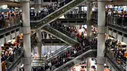 Karyawan mengheningkan cipta selama satu menit untuk memperingati Remembrance Day atau Hari Peringatan di Lloyds of London, Inggris, Jumat (12/11/2021). Remembrance Day adalah hari untuk mengenang jasa para tentara dan pihak-pihak yang berkorban pada Perang Dunia I. (DANIEL LEAL-OLIVAS/AFP)