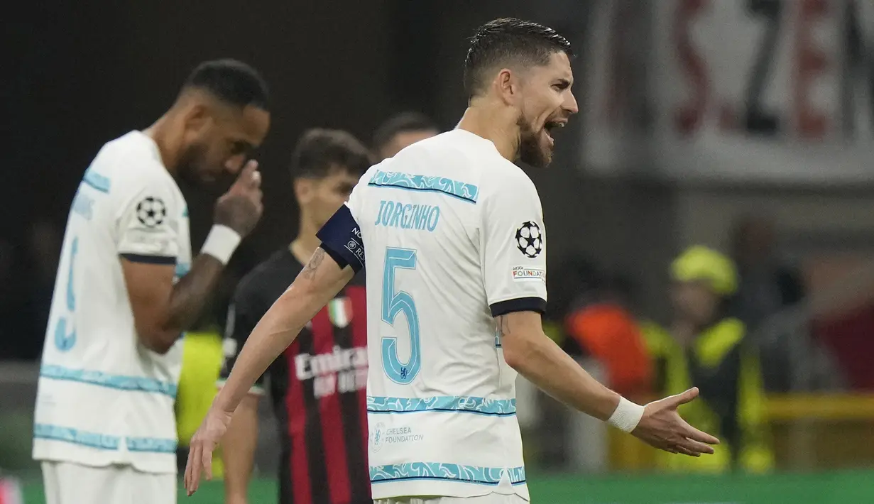 Jorginho. Gelandang bertahan Italia berusia 30 tahun ini akan mengakhiri kontrak 5 tahun bersama Chelsea pada akhir musim 2022/2023. Ia didatangkan pada awal musim 2018/2019 dari Napoli dengan nilai transfer 57 juta euro. Hingga kini ia telah tampil dalam 200 laga bareng The Blues di semua ajang dengan torehan 28 gol dan 9 assist. Kabarnya ia ingin kembali ke Liga Italia usai kontraknya berakhir bersama Chelsea, namun Barcelona pun berniat mendatangkannya. (AP/Luca Bruno)