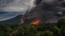 Lava pijar disertai debu vulkanik meluncur di lereng Gunung Sinabung, tampak dari Desa Tiga Pancur, Karo, Sumut, Kamis (9/10) dini hari. Aktivitas Gunung Sinabung sejak sepekan terakhir meningkat. (ANTARA FOTO/Endro Lewa)