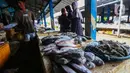 Aktivitas penjualan ikan segar di Pasar Pelabuhan Karangantu Serang, Banten, Minggu (17/3/2024). (Liputan6.com/Angga Yuniar)