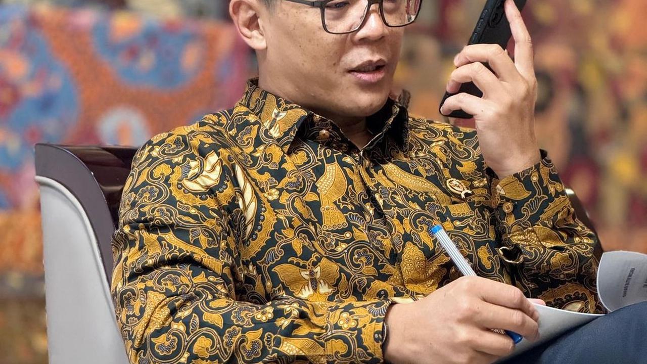Kumpulan Foto Menlu Berdarah Kopassus Berpose Serius Sedang Telepon Orang-orang Penting