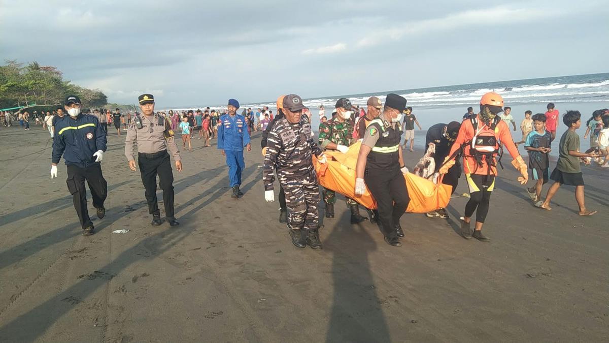 Korban saat dilakukan evakuasi oleh petugas, Rabu (2/9). (merdeka.com/Kadafi).