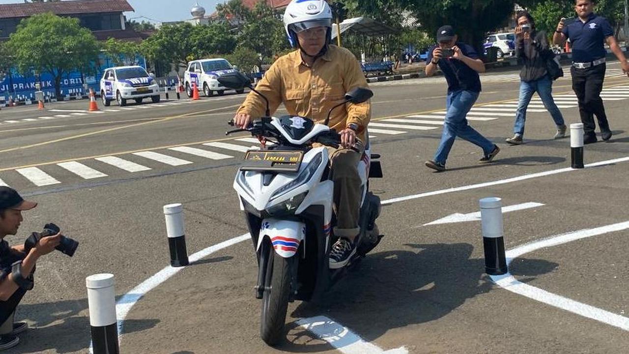 Polri meluncurkan lintasan baru untuk ujian SIM C. Lintasan baru dibuat lebih mudah dengan menghapus jalur anga 8 dan zig zag. Lintasan diubah menjadi jalur lurus, rintangan S dan jalur bercabang.