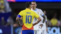 Striker Timnas Uruguay, Darwin Nunez (kanan) berbicara dengan kapten Timnas Kolombia, James Rodriguez pada laga semifinal Copa America 2024 di Bank of America Stadium, Charlotte, Amerika Serikat, Kamis (11/7/2024) pagi WIB. (AFP/Getty Images/Buda Mendes)