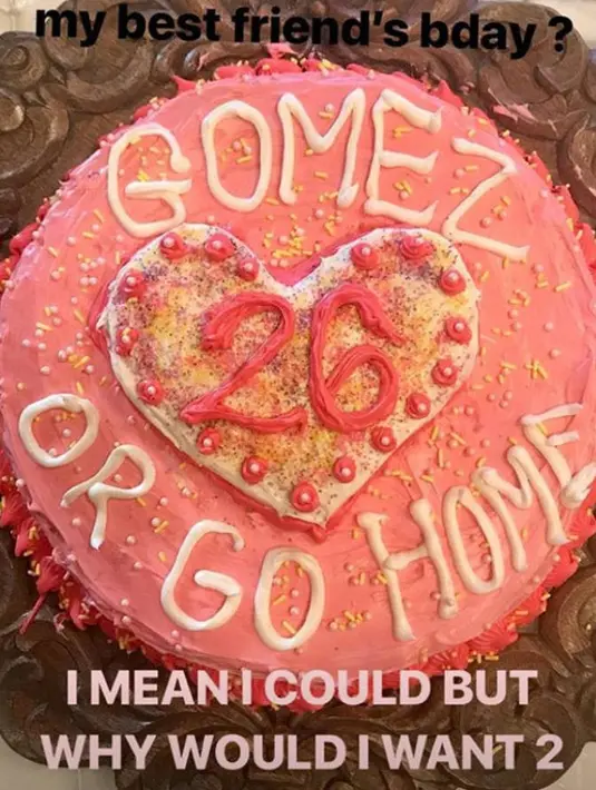 Taylor Swift bahkan menuliskan "Akankah aku membiaran jarak menghentikan diriku untuk merayakan hari ulang tahun sahabatku?" (instagram/taylorswift)