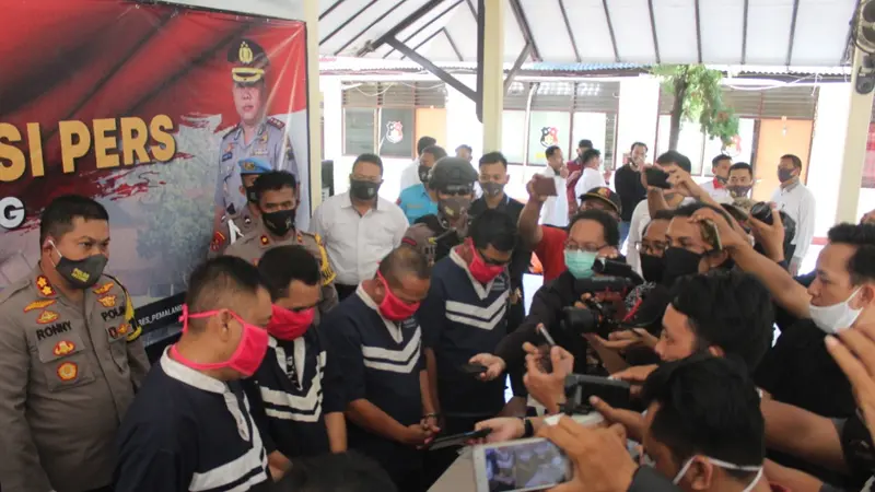 Polisi melakukan operasi tangkap tangan (OTT) empat orang wartawan abal-abal yang mengancam dan memeras kepala desa di Pemalang. (Foto: Liputan6.com/Humas Polres Pemalang)