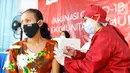 Warga yang tergabung komunitas pemulung mengikuti vaksinasi Covid-19 di TPST Bantar Gebang, Kota Bekasi, Sabtu (29/10/2021). Vaksinasi yang digelar kali ketiga oleh Unilever Indonesia didukung Dinas Lingkungan Hidup Pemprov DKI Jakarta dan Dinas Kesehatan Kota Bekasi. (Liputan6.com/HO/Unilever)